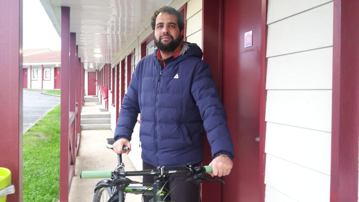 Kamel Daoudi, devant son hôtel à Saint-Jean-d’Angély, le 18 décembre. TOUT DROIT RÉSERVÉ. - Photo Kamel Daoudi - droit réservé.