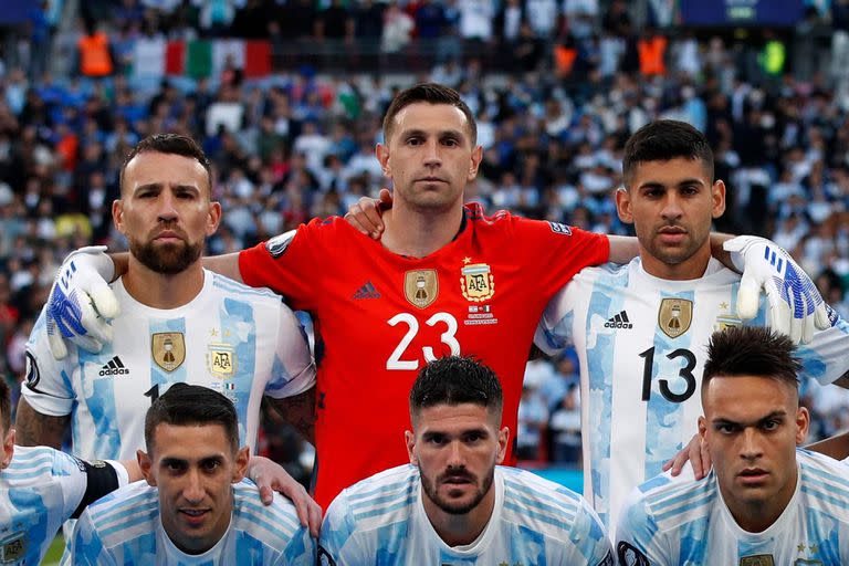 Nicolás Otamendi, "Dibu" Martínez y "Cuti" Romero les aseguran el arco en cero a los habilidosos del seleccionado argentino; en este caso, Ángel Di María, Rodrigo De Paul y Lautaro Martínez