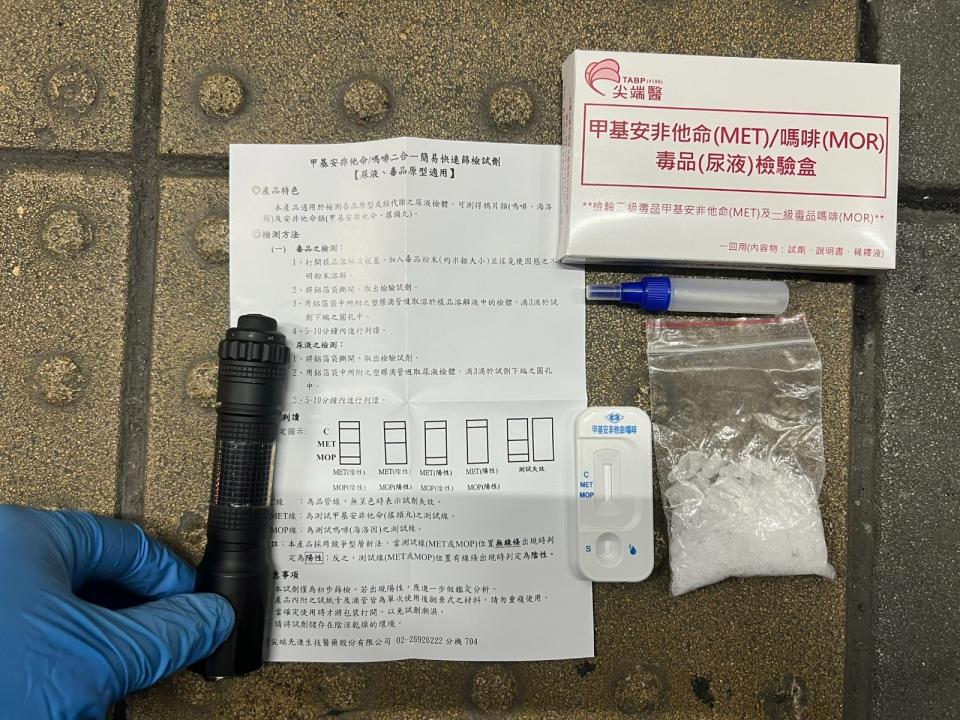 蘆洲分局三民所警員在盤查自小客時起出毒品。民眾提供