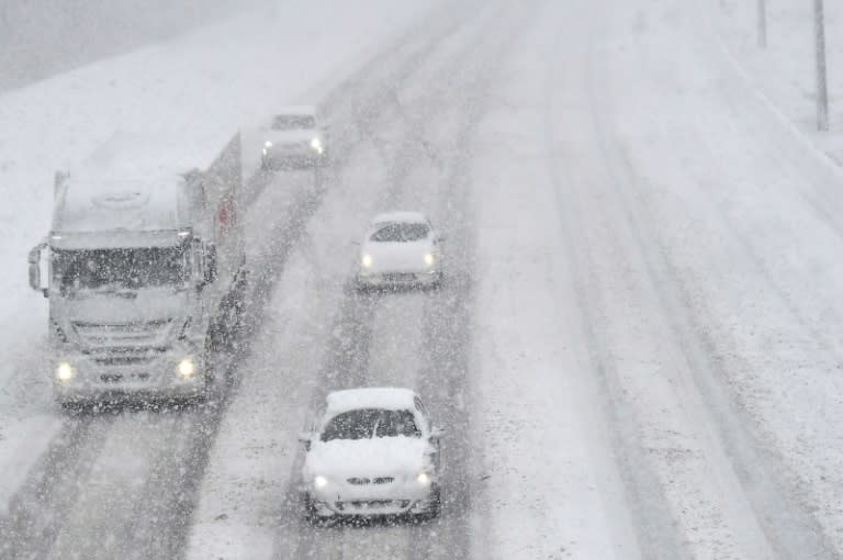 Motorists braved the snow-covered E19 highway in Kontich as cold temperatures swept across Belgium on Monday