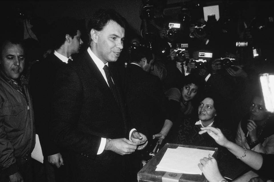 Felipe González votando en el referéndum de la permanencia de España en la OTAN de 1986. (Foto: Christine Spengler / Madrid / Sygma / Getty Images).