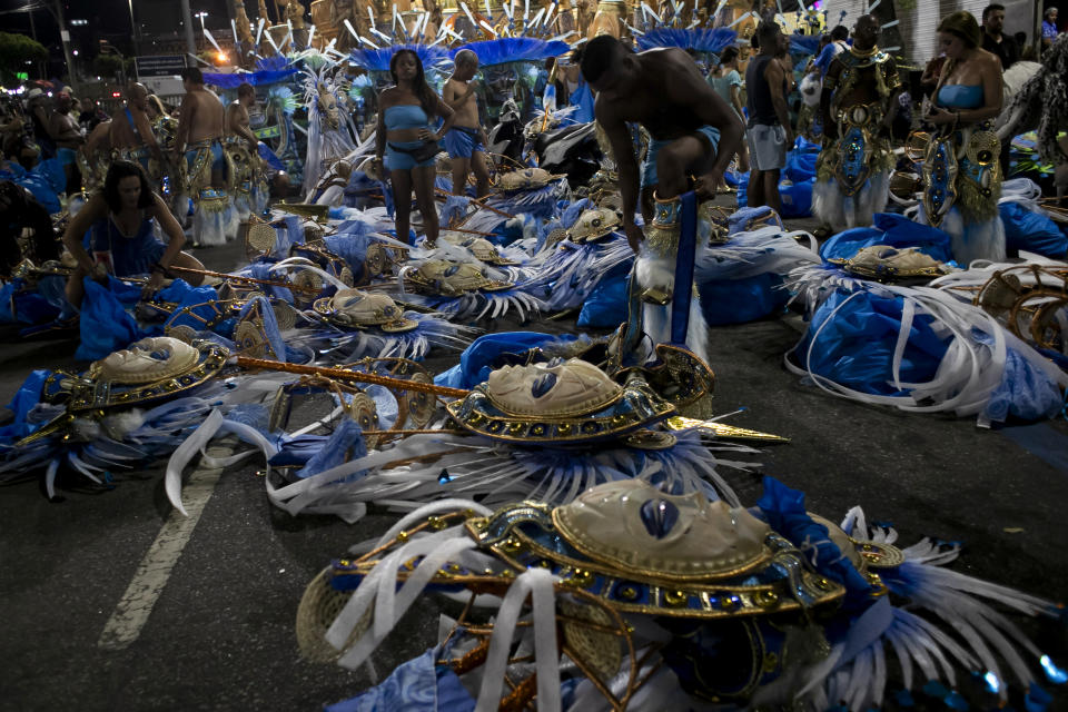 Artistas actúan al inicio de las celebraciones de Carnaval en el Sambódromo de Río de Janeiro, Brasil, el domingo 11 de febrero de 2024. (AP Foto/Bruna Prado)