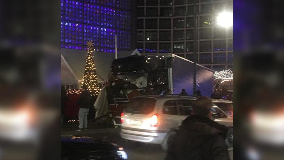 El camión que irrumpió en la plaza pública.