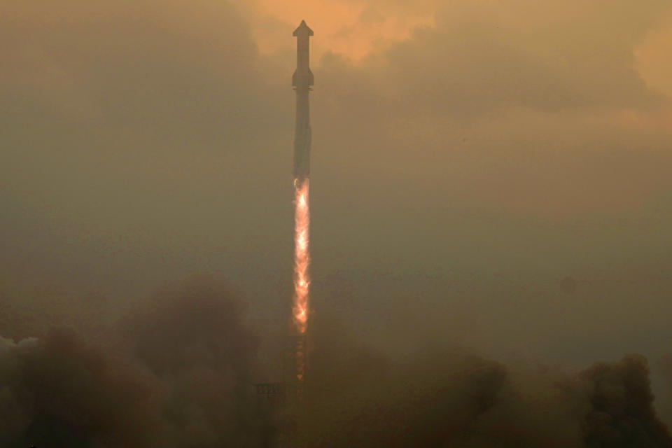 El megacohete Starship de SpaceX despega entre una enorme nube de humo para un vuelo de prueba desde Starbase, el jueves 6 de junio de 2024, en Boca Chica, Texas. (AP Foto/Eric Gay)