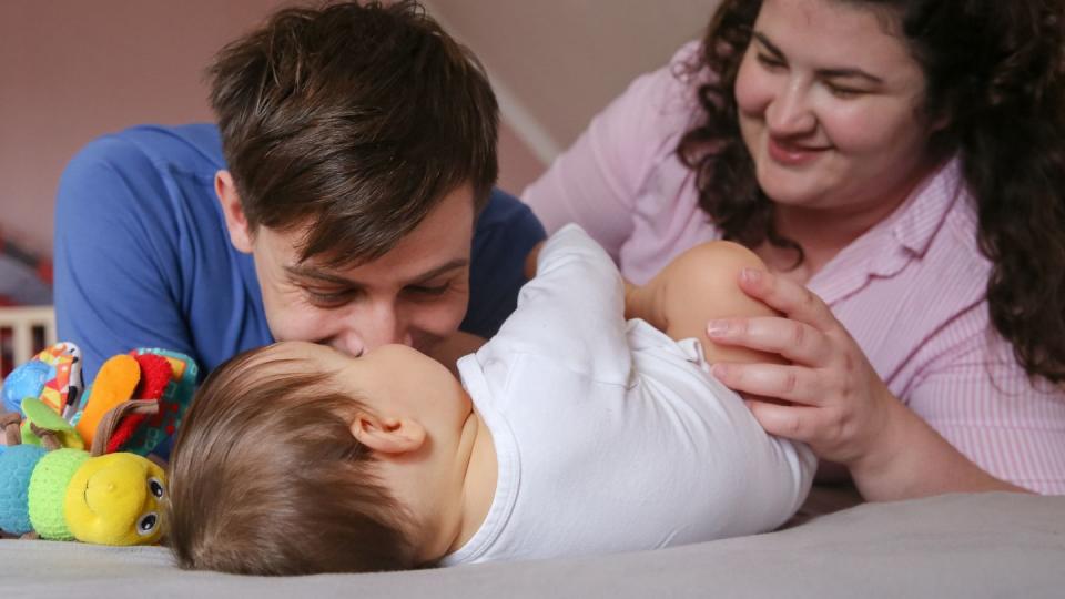 Kleine Kinder stellen das Leben ihrer Eltern erst einmal auf den Kopf. Damit sich Vater und Mutter frei von Arbeit um den Nachwuchs kümmern können, gibt es das Elterngeld.