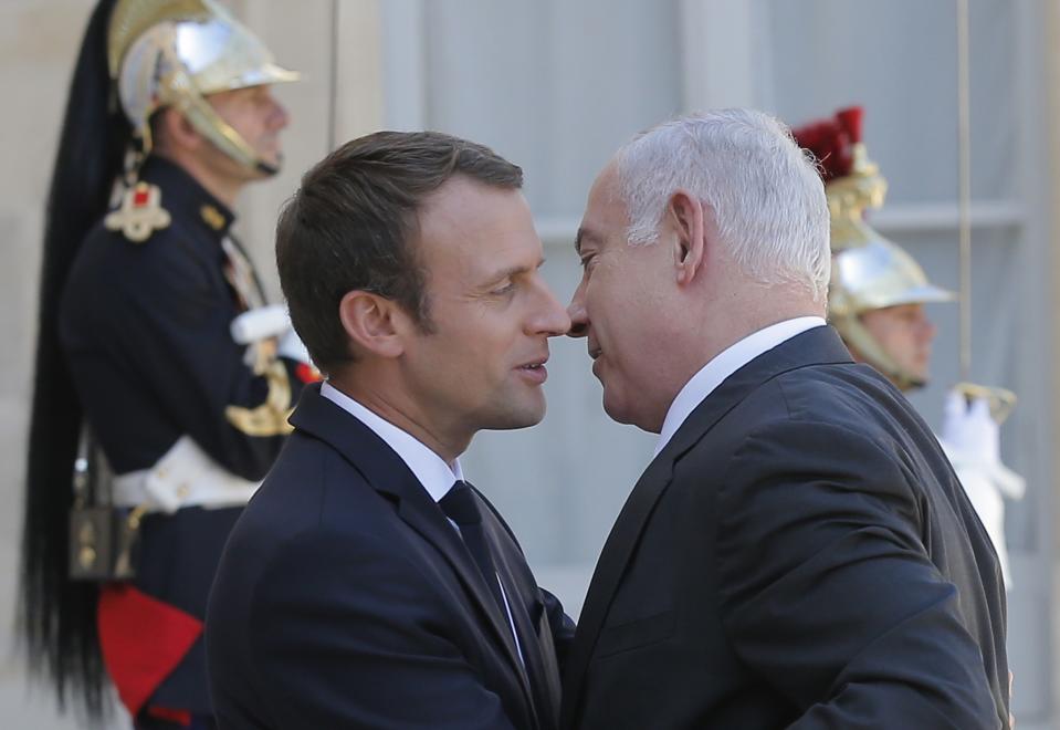 <p>Frankreichs Präsident Emmanuel Macron empfängt im Élysée-Palast den israelischen Premierminister Benjamin Netanjahu. Gemeinsam erinnern die beiden Staatsmänner an die Razzien gegen Juden vor 75 Jahren. (Bild: AP Photo/Michel Euler) </p>