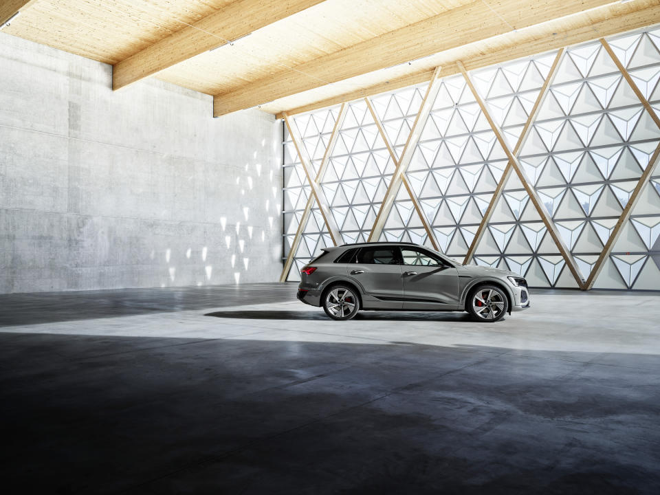 <p>Audi Q8 e-tron quattro and the tech behind it</p> 