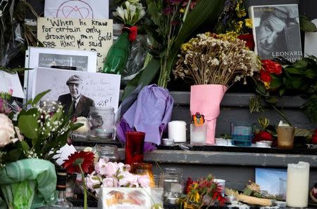 Tributes seen on the steps of the home owned by Canadian singer-songwriter Leonard Cohen in Montreal, November 11, 2016. REUTERS/Christinne Muschi