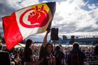 <p>Hunderte Umweltschützer und Indo-Kanadier protestieren in Vancouver gegen den Ausbau der Trans Mountain Pipeline. Die kanadische Regierung will die umstrittene Öl-Pipeline aufkaufen, um ihre Erweiterung zu garantieren. (Bild: The Canadian Press via AP Photo) </p>