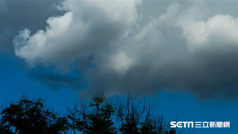 鋒面接近各地降雨增，晚起東北季風增強北臺轉涼！