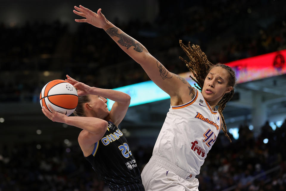 Brittney Griner, pívot y siete veces seleccionada al Juego de las Estrellas de las Mercury, ha estado bajo custodia de las autoridades rusas desde febrero, luego de que funcionarios de aduana de un aeropuerto en el área de Moscú afirmaron haber encontrado en su equipaje cartuchos de vapeo que contenían aceite de hachís. (Foto: Stacy Revere/Getty Images)