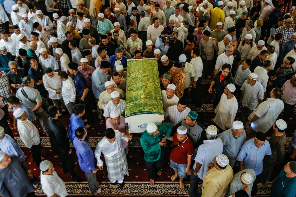 Pall bearers carry Tan Sri Abdul Aziz Abdul Rahman’s casket after prayers at Masjid Saidina Umar in Bukit Damansara, Kuala Lumpur January 23, 2020. — Picture by Hari Anggara