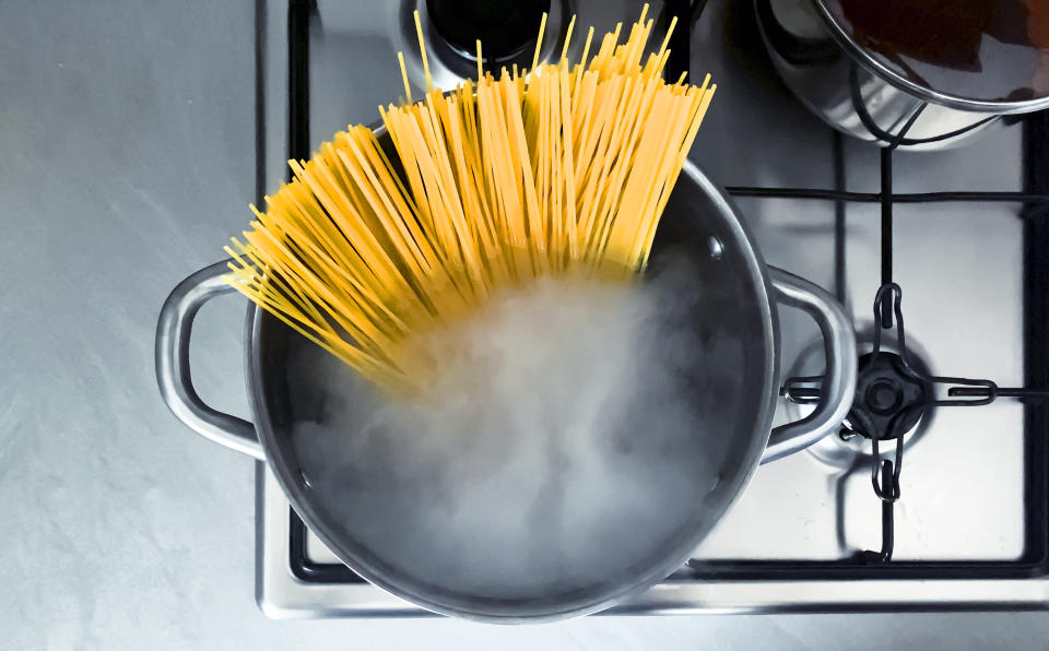 Fehlt nur noch der Deckel - auch ohne das Wasser am Kochen zu halten, kann Pasta gelingen. (Foto: Getty Images)