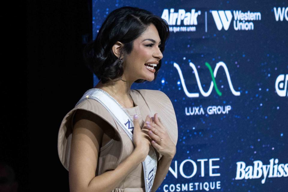 <p>Ezequiel BECERRA / AFP</p> La Miss Universo nicaragüense Sheynnis Palacios hace gestos durante una conferencia de prensa en San José, Costa Rica, el 27 de febrero de 2024.