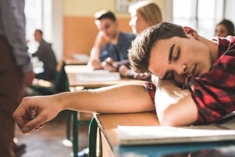 Dormirse en la escuela puede ser una consecuencia de la falta de sueño