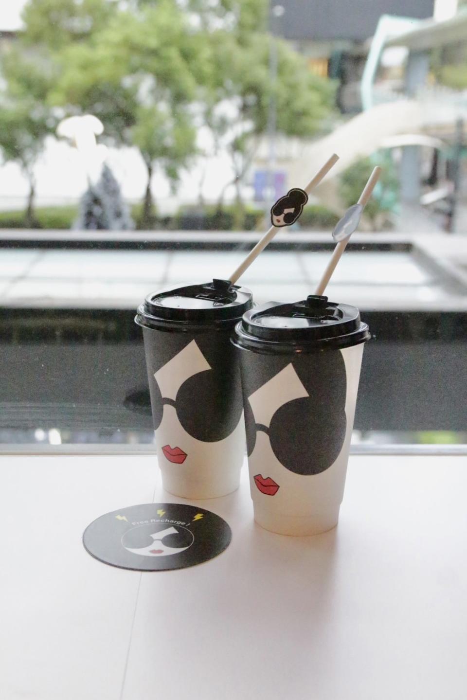 alice + olivia café的外帶杯與吸管根本可愛頂標，帶杯咖啡走在路上直接成為時尚配備。