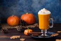 <p>Der Pumpkin Spice Chai Latte ist der herbstliche Verkaufsschlager bei Starbucks. Der lässt sich aber auch daheim zubereiten und servieren. Für das richtige Aroma sorgt die Pumpkin-Spice-Gewürzmischung. Die kann fertig gekauft oder ganz leicht aus Zimt, Ingwer, Muskat, Piment und Nelken gemischt werden. Ein Rezept für Pumpkin Spice und Pumpkin Spice Latte gibt es beim Foodblog „<a rel="nofollow noopener" href="https://mrsberry.de/pumpkin-spice-gewuerz-selber-machen-und-drei-tolle-rezepte-damit" target="_blank" data-ylk="slk:Mrs. Berry;elm:context_link;itc:0;sec:content-canvas" class="link ">Mrs. Berry</a>“. (Bild: Getty Images) </p>