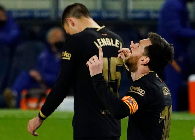 Lionel Messi celebra el sexto gol del Barcelona ante la Real Sociedad en el estadio de San Sebastián, España. Marzo 21, 2021. REUTERS/Vincent West