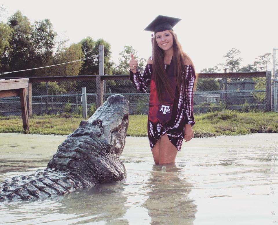 A woman posed with an enormous alligator for her college graduation photos. (Photo: Arlie Hammonds of Gater Country)