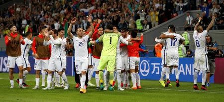 Foto del miércoles del arquero de Chile, Claudio Bravo, celebrando con sus compañeros tras la clasificación de su equipo a la final de la Copa Confederaciones. Jun 28, 2017 La selección chilena de fútbol clasificó el miércoles a la final de la Copa Confederaciones al ganarle 3-0 a Portugal en la definición por penales gracias a tres atajadas de su arquero, Claudio Bravo, tras el 0-0 del tiempo reglamentario. REUTERS/Carl Recine