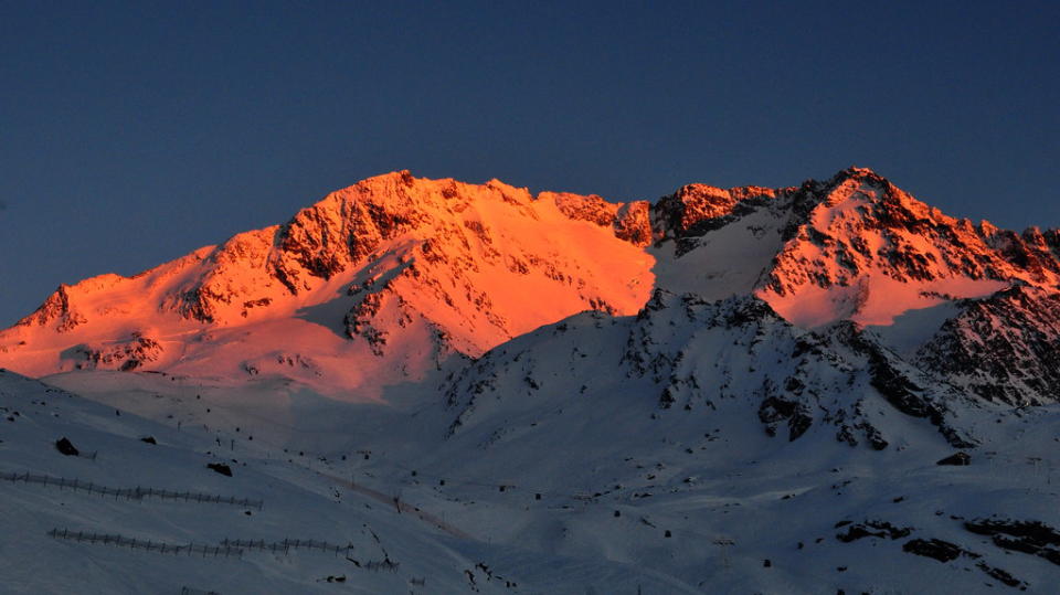 Setting sun on the mountain