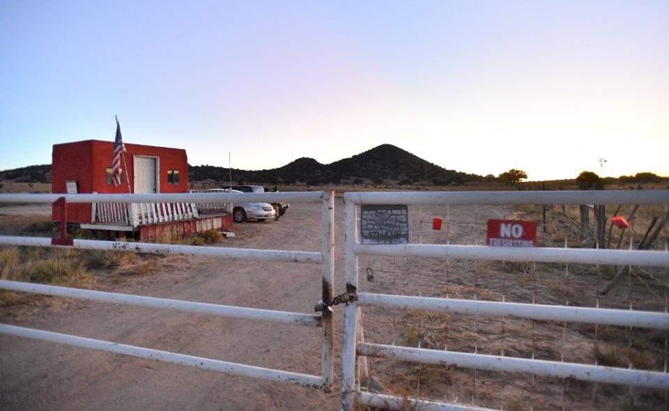 Entrada al Bonanza Creek Ranch en Santa Fe, Nuevo México, donde el actor Alec Baldwin disparó un arma de utilería mientras se grababa la película 'Rust'. Foto: Sam Wasson | Getty Images | AFP