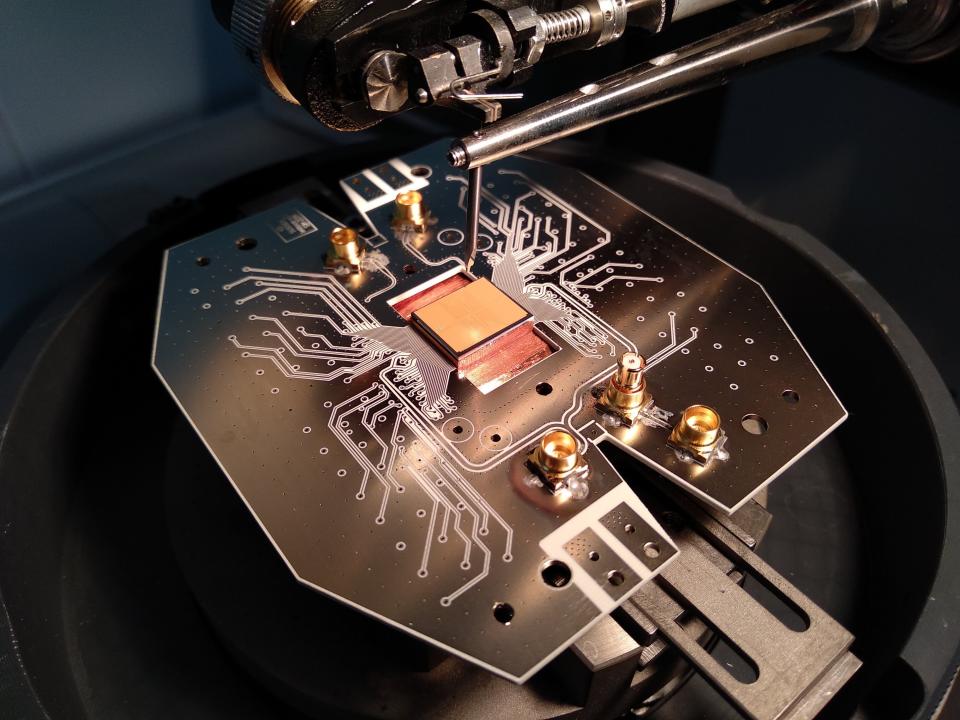 Quantum computing microchip