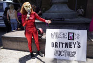 La simpatizante de Britney Spears Gabriela Ruiz de Los Angeles protesta durante una audiencia en la sobre la tutela de la cantante en la corte Stanley Mosk el miércoles 23 de junio de 2021 en Los Angeles. (Foto AP/Chris Pizzello)
