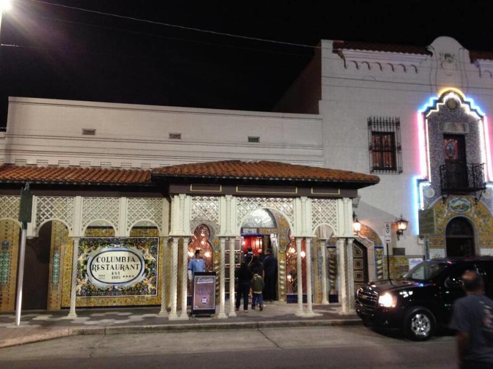 
El restaurante Columbia de Tampa empezó a servir potaje de frijoles y café cubano en 1905; ahora, el restaurante insignia de Tampa ocupa una cuadra entera, tiene capacidad para 1,700 personas y cuenta con 15 comedores. Archivo del Miami Herald