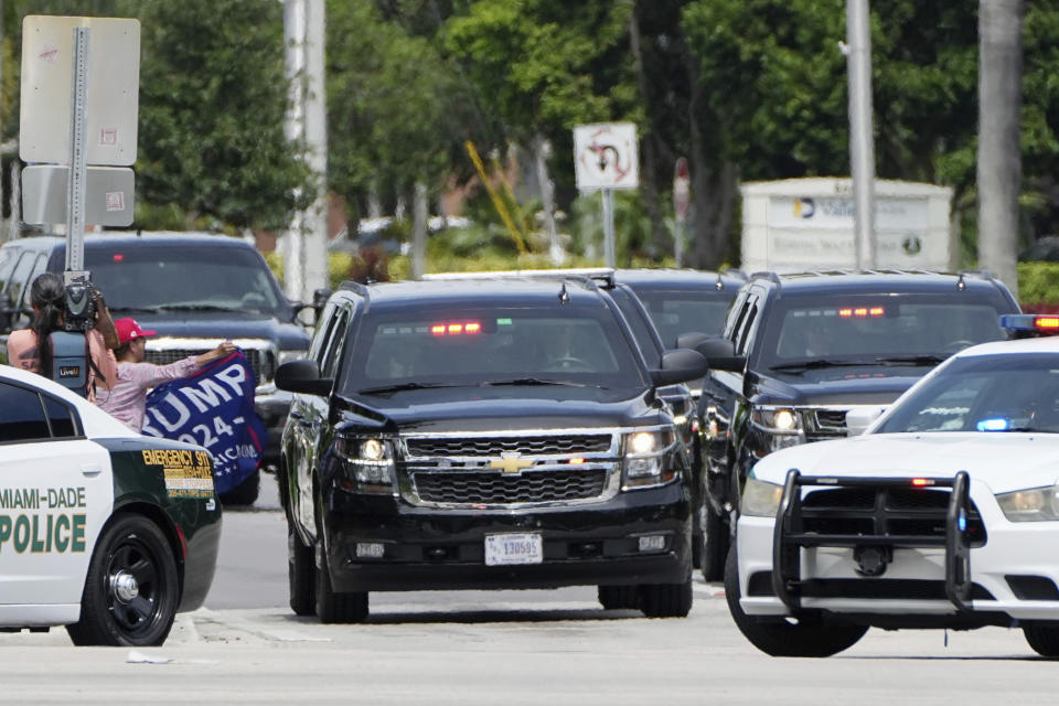 El expresidente estadounidense Donald Trump al llegar a su resort Trump National Doral en Doral, Florida, el 12 de junio de 2023. (Foto AP/Jim Rassol)