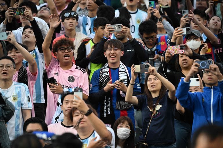 Los fanáticos fueron al entrenamiento de Inter Miami con camisetas de Lionel Messi de ese club o del seleccionado argentino; un estadio lleno para ver al ídolo