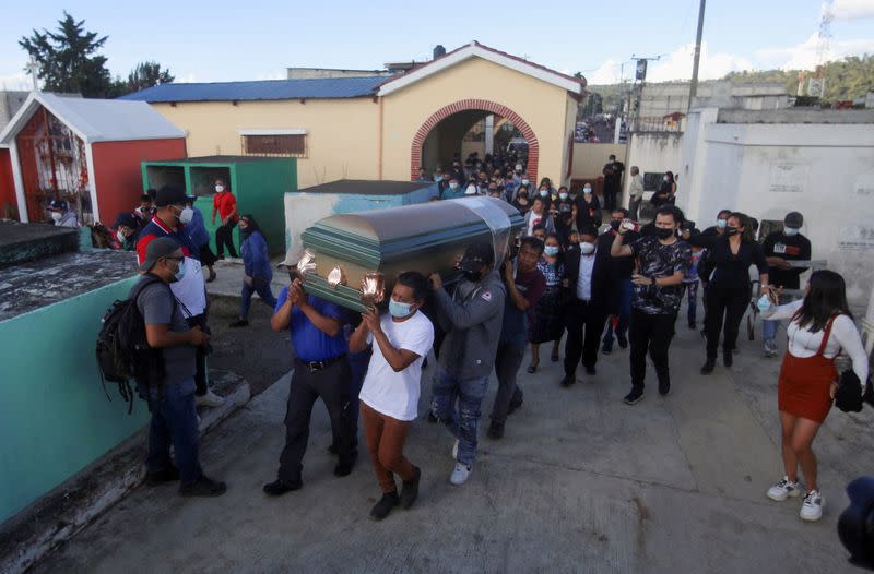 Relatives and friends carry the coffin of Daniel Arnulfo Perez during his funeral, at a cemetery in El Tejar