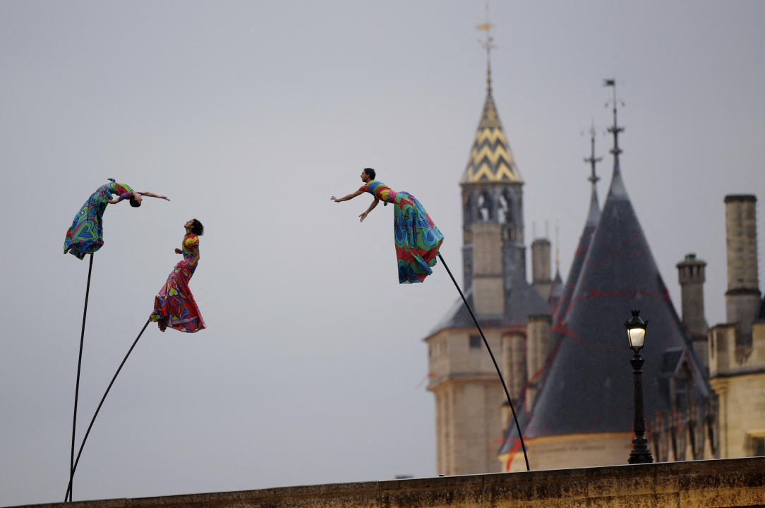 Paris 2024 Olympics - Opening Ceremony - Paris, France - July 26, 2024. General view of performers on Pont au Change near the Conciergerie during the opening ceremony. REUTERS/Adnan Abidi