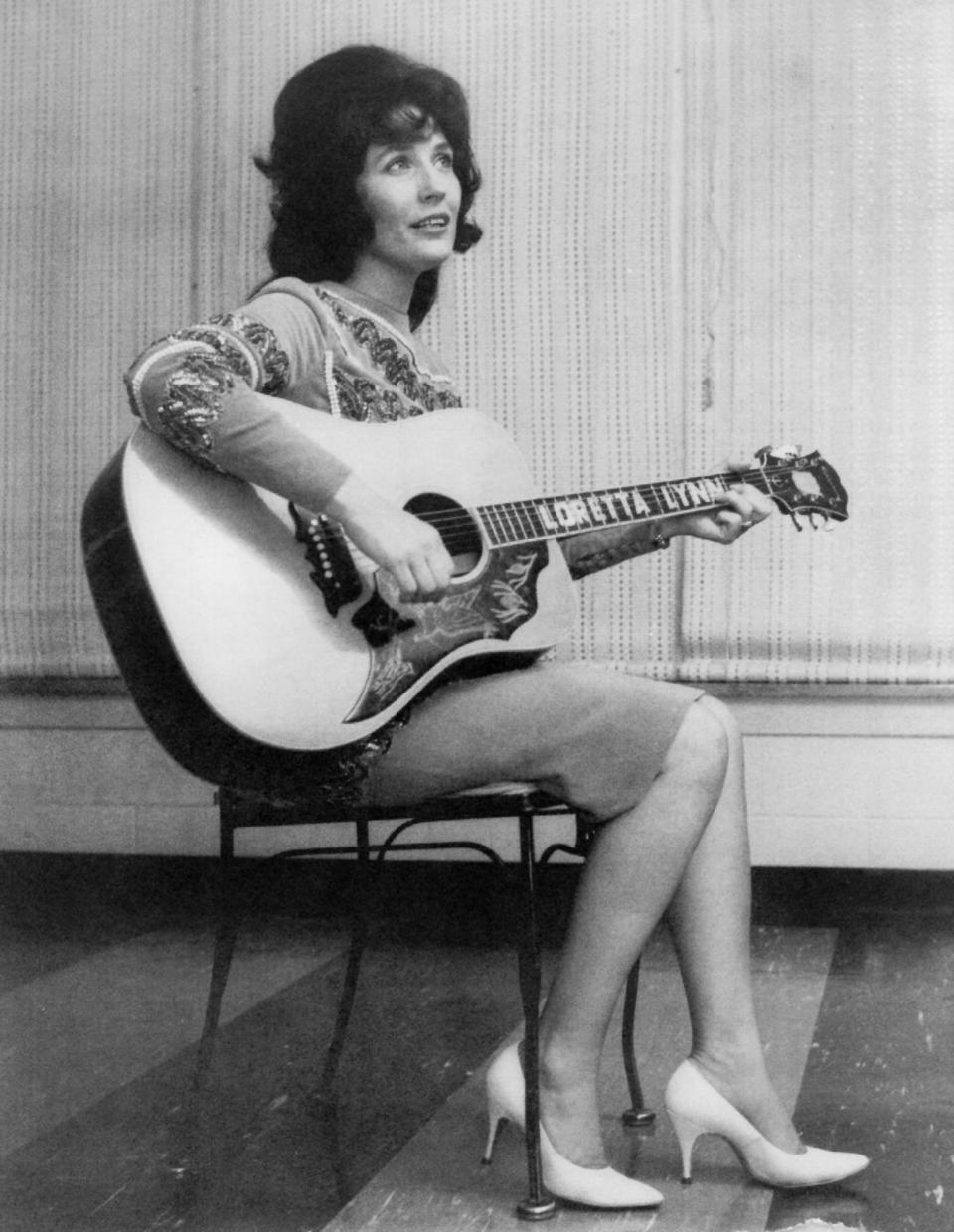 CIRCA 1965:  Country singer Loretta Lynn poses for a publicity still circa 1965. (Photo by Michael Ochs Archives/Getty Images)