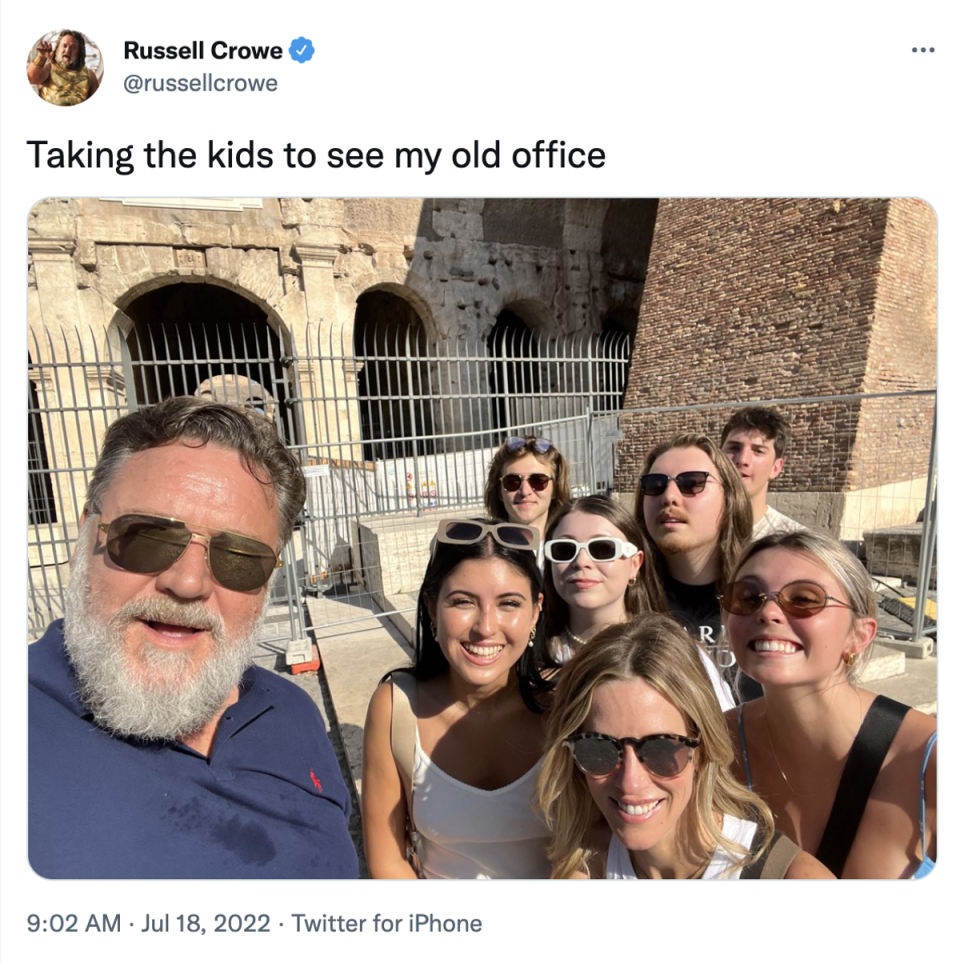 Russell Crowe con su familia afuera del Coliseo en Roma (@russellcrowe/Twitter)