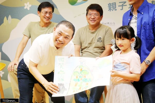新北市長侯友宜（左）揪親子家庭體驗「微笑山線」樂趣。（記者蘇春瑛攝）