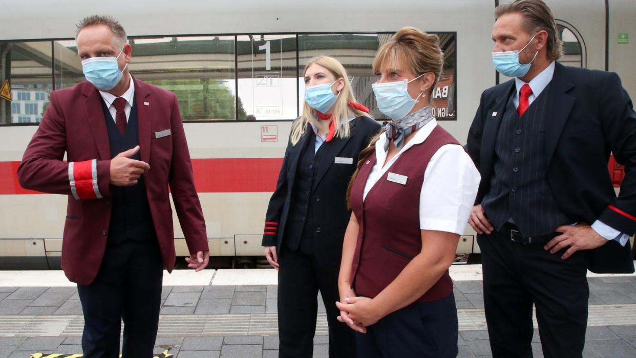 Die Gewerkschaft Deutscher Lokführer verlangt mehr Kompetenzen für die Zugbegleiter, damit die Maskenpflicht in Zügen besser durchgesetzt werden kann.