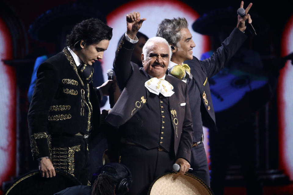 Alex Fernández, Vicente Fernández y Alejandro Fernández en la ceremonia del Latin Grammy en 2019. (Photo by Rich Fury/Getty Images)