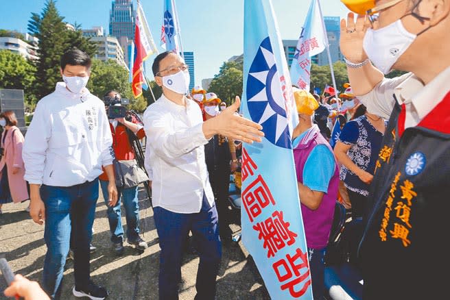 國民黨「同舟計畫」遭黨內人士反彈，認為有些人不該回復黨籍。朱立倫（中）21日強調，有更多的同志進來才能讓力量更大，這個總目標不會改變。（黃世麒攝）