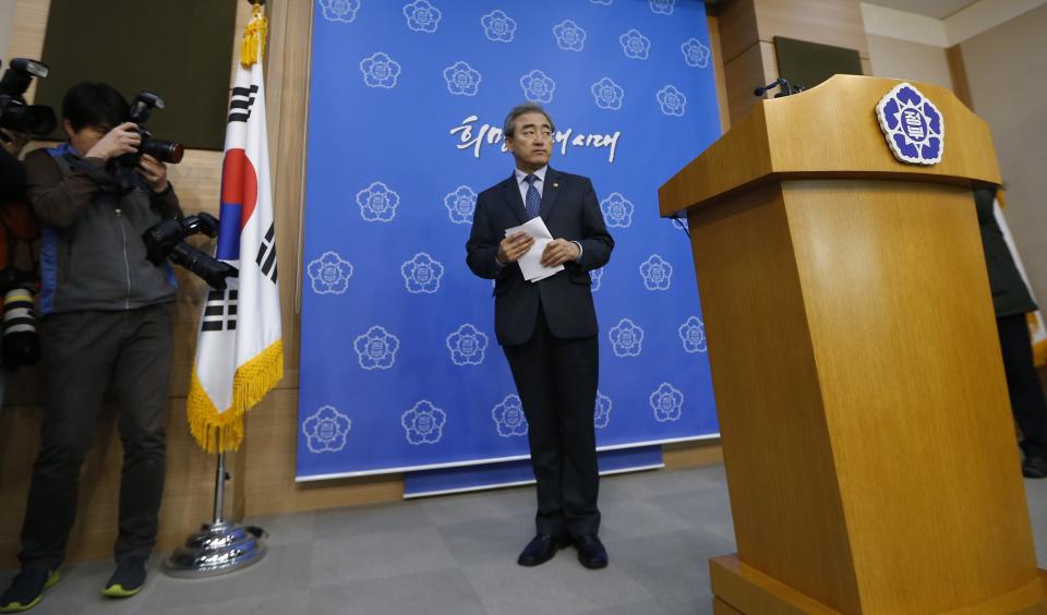 Minister of Culture, Sports and Tourism Yoo Jin-ryong leaves after releasing a government statement during a news conference at the Foreign Ministry in Seoul