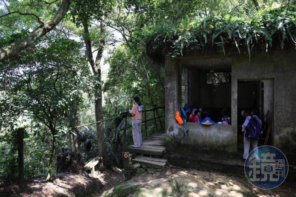 途中經過廢棄的崗哨，有許多登山客在此處歇息用餐。