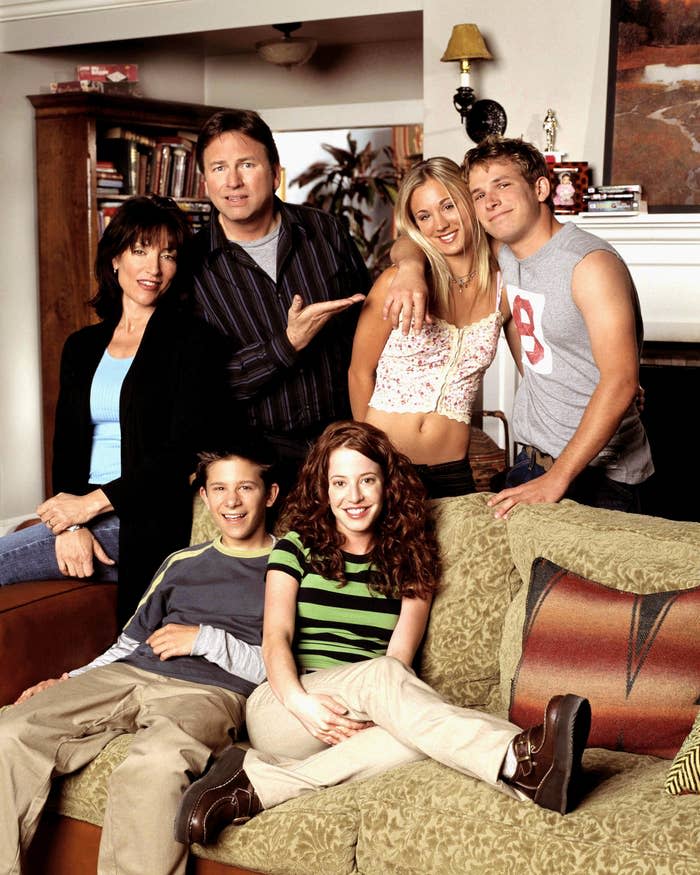 The Hennessy family gathers for a group photo in season 1 of "8 Simple Rules"