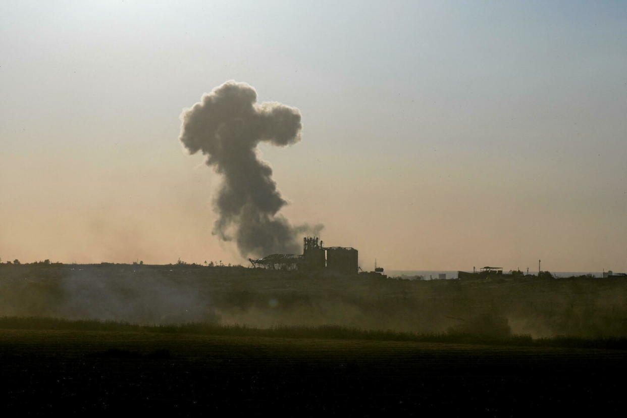 De la fumée s'élève à Gaza, alors qu'un char israélien manœuvre près de la frontière entre Israël et Gaza.  - Credit:Amir Cohen / REUTERS