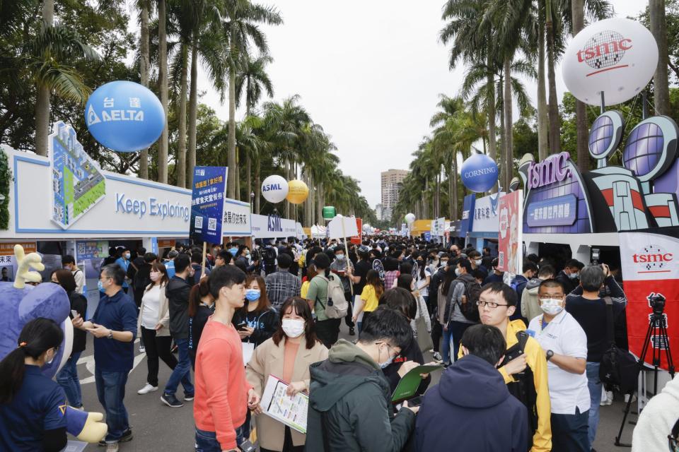 圖為台灣大學校園舉辦徵才博覽會。資料照。廖瑞祥攝