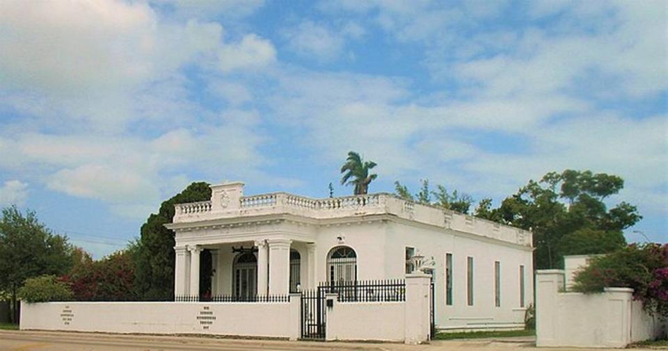 Villa Paula construida para albergar el Consulado de Cuba en Miami en los años 1920. Hoy se considera uno de los lugares embrujados de Miami.