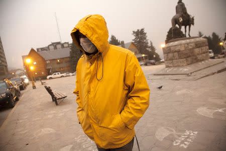 A resident walks by the Centro Civico (Civic Centre) covered with ash from the Calbuco volcano in the Patagonian Argentine city of San Carlos de Bariloche April 23, 2015. REUTERS/Alejandra Bartoliche