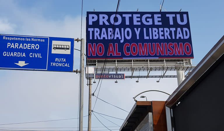 Carteles con mensajes en contra del comunismo fueron instalados en distintos puntos de Lima