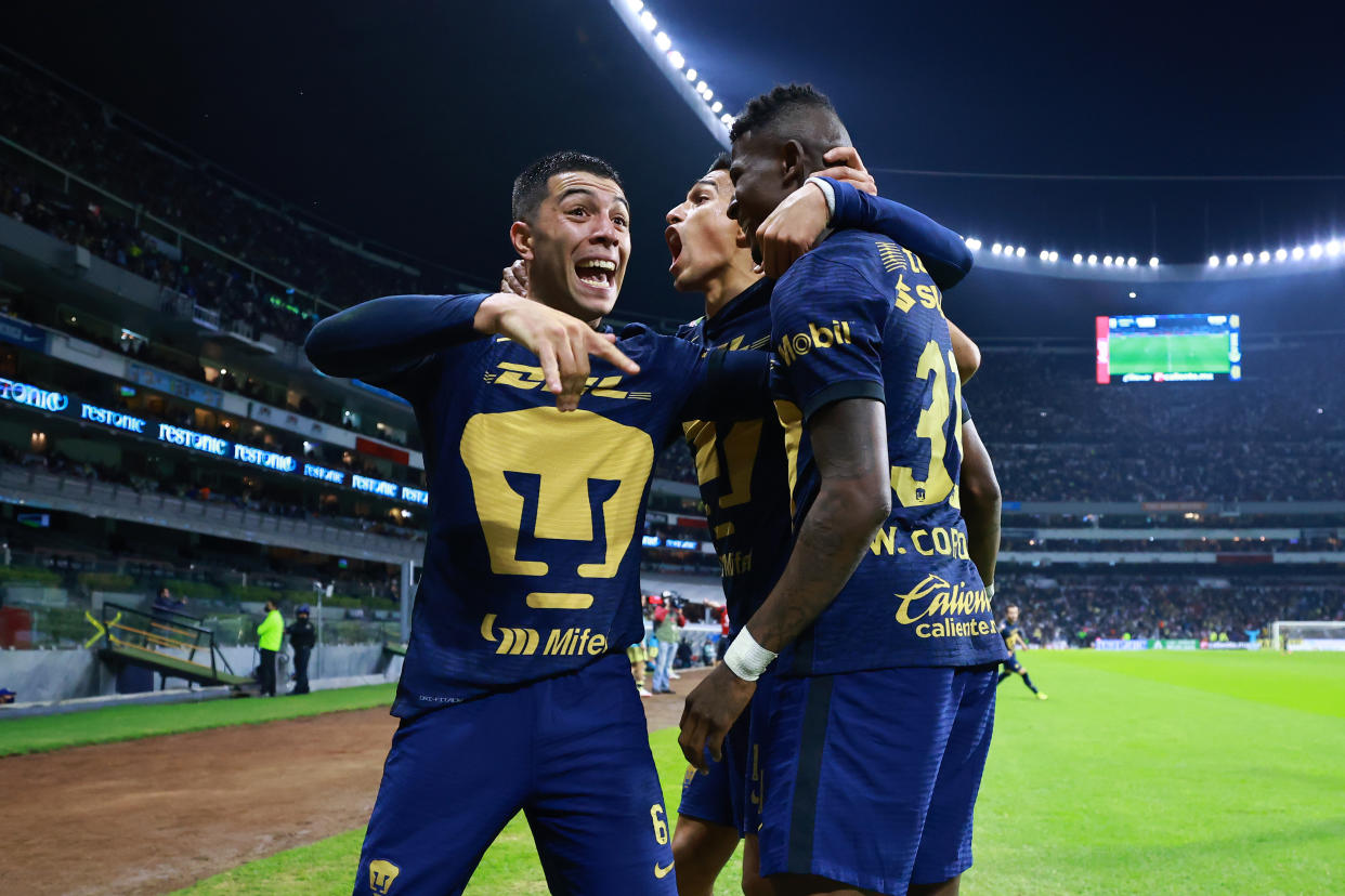 Washington Corozo #31 de Pumas UNAM celebra con sus compañeros después de anotar su segindo goal al América durante los cuartos de final del Torneo Grita México A21 de la Liga MX en el Estadio Azteca el 27 de november 27 de 2021 en la Ciudad de México. (Foto: Héctor Vivas/Getty Images)