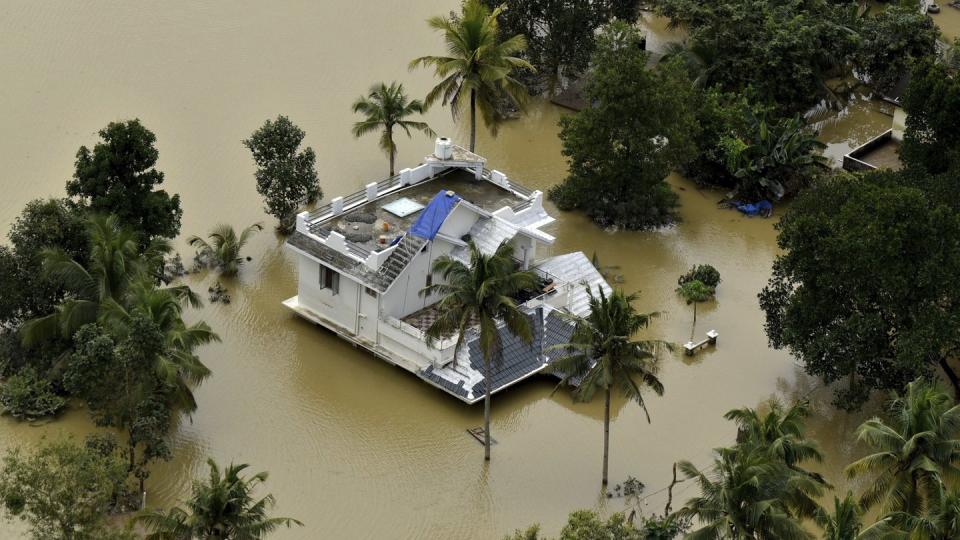 Vom Wasser eingeschlossen: Ein Haus im südindischen Bundesstaat Kerala. Foto: AP