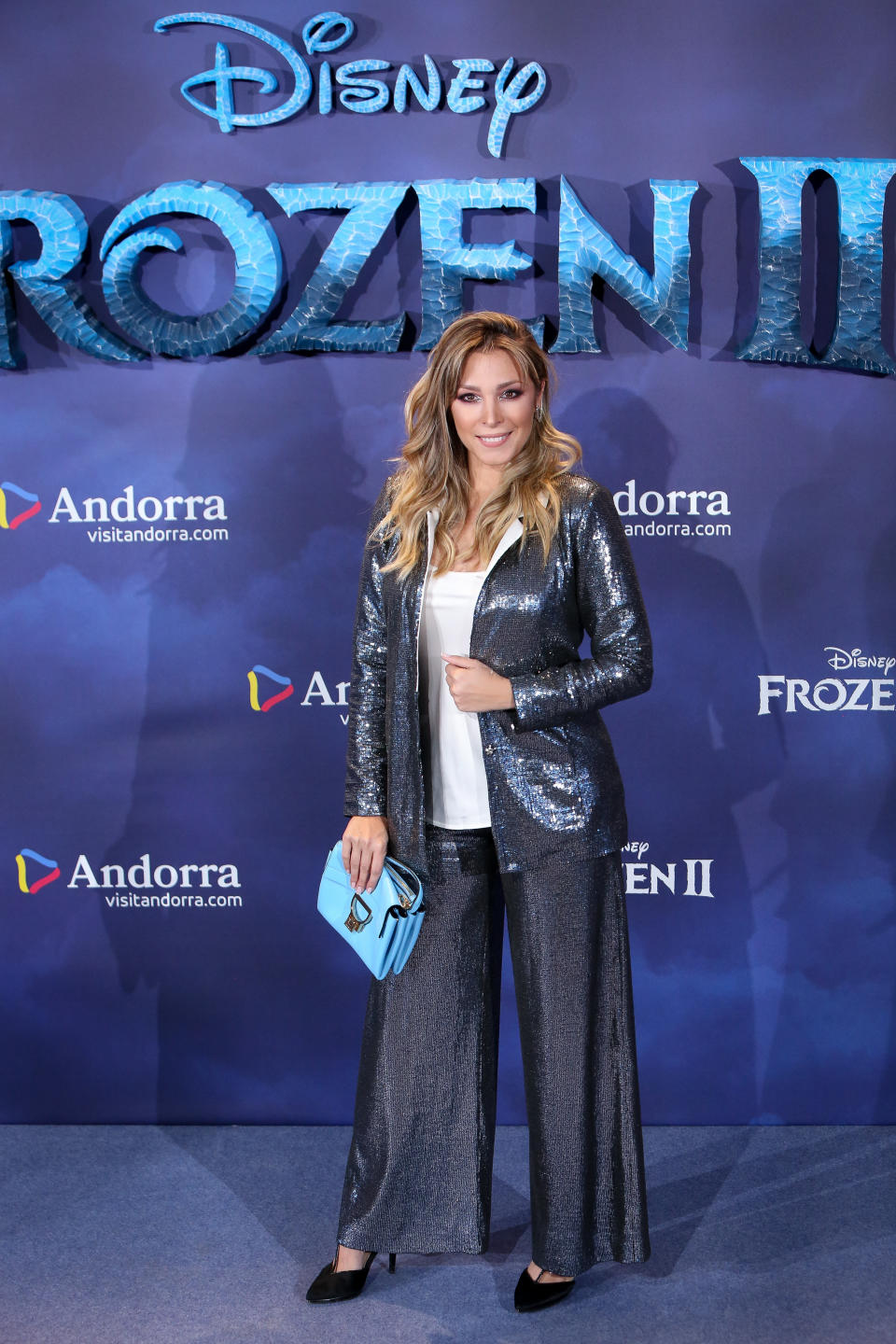 Bisbal y Gisela, concursantes de la primera edición de 'Operación Triunfo' (OT), se reencontraron en la <em>premiere</em>. Y es que esta última es la que pone voz a Elsa cada vez que canta en 'Frozen 2'. Su estilismo, por otra parte, no nos termina de convencer. (Foto: Pablo Cuadra / Getty Images)